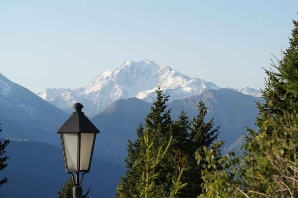 ريرالب Swiss Chalet-Style Hotel Walliser Spycher الغرفة الصورة